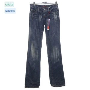 Lågmidjade bootcut miss sixty jeans - Jättesnygga Lågmidjade miss sixty jeans i bootcut modell. Jättebra skick men tyvärr för små på mig 