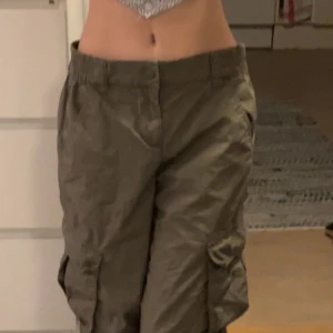 Cargo Byxor - Säljer mina cargo byxor från H&M för dem ej kommer till användning då storleken är för stor,Dem är använda max circa 1-2 gånger och är i nyskick, original pris är 200kr men säljer för billigare,Storleken är lite oklar men tror den är 36(Lite stor i midjan