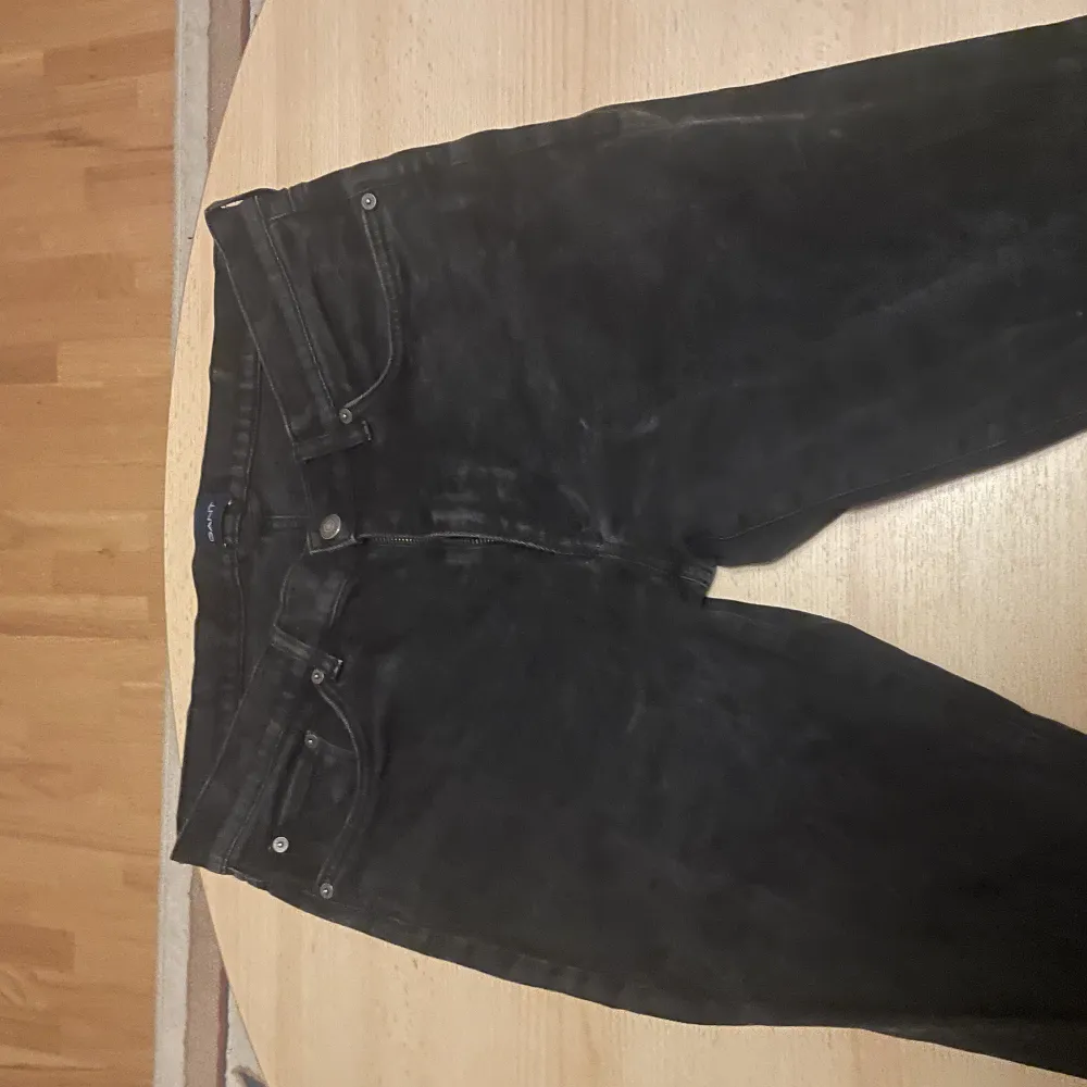 Svarta gant jeans Bra skick men använda en del Nypris 900kr. Jeans & Byxor.