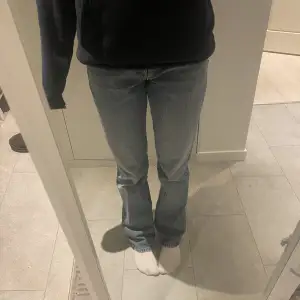 Ett par blå/grå straight zara jeans som knappt är använda