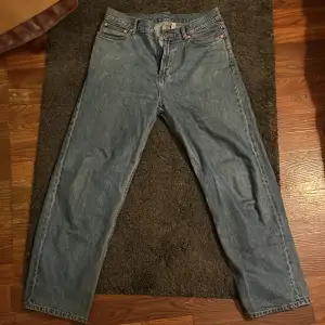 Ett par feta baggy jeans från Weekday Köpte dem här på plick men säljer dem för de börja bli för små Skicket är bra, de har dock ett pyttelitet hål på insidan av låret som man kan se på tredje bilden. Hålet syns inte när man har dem på. W: 30 L:32