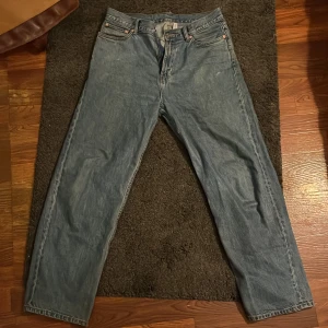 Galaxy Jeans från Weekday - Ett par feta baggy jeans från Weekday Köpte dem här på plick men säljer dem för de börja bli för små Skicket är bra, de har dock ett pyttelitet hål på insidan av låret som man kan se på tredje bilden. Hålet syns inte när man har dem på. W: 30 L:32