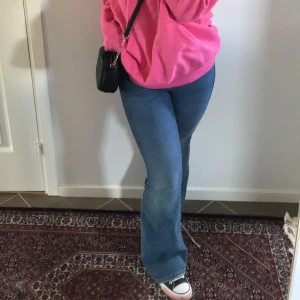 Salr bootcut  - Bootcut jeans från salt som jag inte använder längre (lite för små) Är storlek M, jag brukar ha strlk 36-38 och sådär ser de ur på mig💗nypris 499 pris kan (kanske) diskuteras😉
