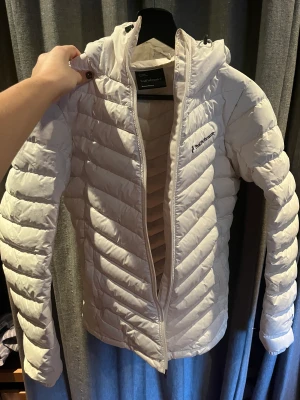 Peak performance Jacka - Vit  - Säljer min peak performance jacka från förra året!  Den ser ut som ny! Har varken märken eller slitningar🙌🏻 Storleken är S. Super fin vit färg, och den formar midjan på ett väldigt fint sätt!  Ny pris: 2000kr