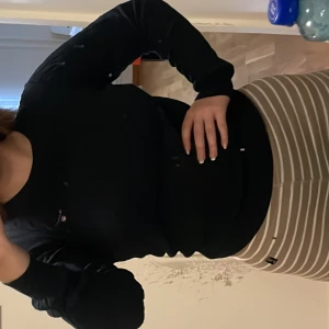 Stickad tröja från gant - En kabelstickad, mörkblå tröja från gant i storlek Xs. 