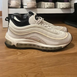 Air Max 97 - Vit/beiga air Max 97:or i storlek 37.5. Dem är använda ett fåtal gånger. Tänk på att betalning sker INNAN paketet är postat. När betalningen är genomförd skickas en bild på Spårningsnummer och postbevis och du kan följa din leverans. 