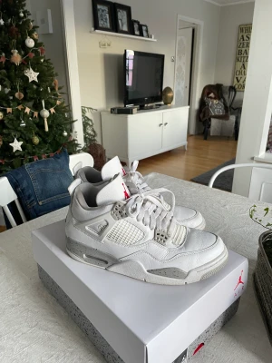 Jordan 4  - Säljer nu mina oreo Jordan 4 för att det är för små storlek us 8,5 eu 42. Köpt via SNS i Stockholm. Skicket är en 7,5/10. Det är markeringar vi hälen men annars tätt in till fläckfria. Fler frågor hör av dig via DM, pris kan diskuteras vi snabb affär👍🏻