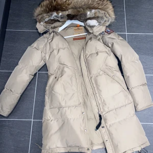 Parajumpers  - Parajumper köpt förra vintern endast använd två gånger, i nyskick har ej tappat form alls!  Nypris 10500:-    En liten skavank på armen som knappt syns skriv i meddelande för fler bilder. 