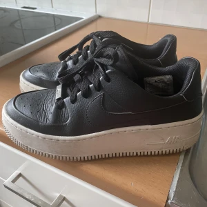 Nike air force - Nike air force sage low Storlek 38 Köpta för 1199kr, Säljer för 450kr En liten slitning på insidan av hälen men inget som syns/känns när dem sitter på. Finns i Linköping, kan frakta men köparen står för frakten😊