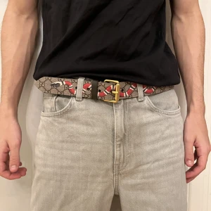 Gucci bälte - Jag säljer mitt Gucci bälte som jag aldrig använder, jag har använt den 4-5 gånger… skicket är som nytt, 10/10 och såklart äkta bälte, köpt i Gucci butiken, Stockholm.  Nypriset på bältet är 3450kr 👍🏼