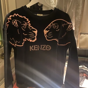 svart kenzo tröja - jätte MYSIG kenzo tröja i mjukt material, passar jättebra till svarta juicy!!