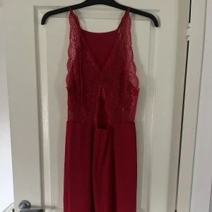 Klänning - Röd balklänning använd en gång, storlek S  Öppen nedtill ena benet 