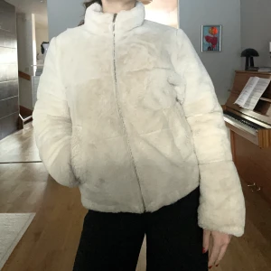 Vit fluffig pälsjacka - Fusk/fejk pälsjacka/teddyjacka från Zara❤️‍🔥 Varm, mjuk å supermysig! Strl M / 38