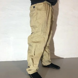 Polar skate surfpants L - Säljer mina polar surfpants i använt skick,  Storlek L OBS! Finns en del små fläckar på byxorna och dem är slitna nedtill Frakt betalas av köparen 