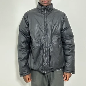 Weekday puffar jacka - Weekday pufferjacka  Pufferjacka med unik passform  Storlek M - Bra skick  Längd: 70 cm Bröst: 54 cm   Ställ gärna frågor  Följ @diviinethrift på instagram ❤️    #puffer #jacka #northface #ytterkläder #jacka