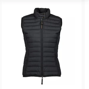 Parajumper väst - Jag säljer en parajumper väst som är i nyskick. Inga defekter alls, köpt på johnells i somras. Kan skicka fler bilder om de önskas, kom även med förslag på pris☺️