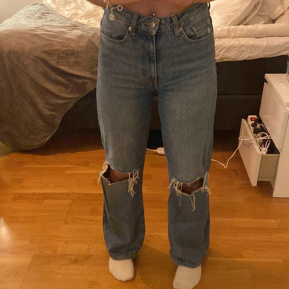 Säljer dessa skitsnygga jeans för jag inte använder de längre! Perfekt i längden för mig och jag är ungefär 174. . Jeans & Byxor.