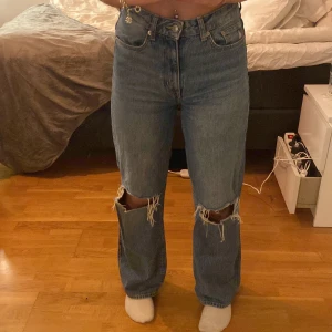 Jeans med hål - Säljer dessa skitsnygga jeans för jag inte använder de längre! Perfekt i längden för mig och jag är ungefär 174. 