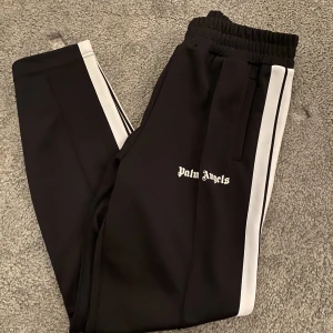 Palm Angels Trackpants - Tja! Säljer nu mina trackpants, strl XL. De är i extremt bra skick, cond 9.5/10.  Pris kan diskuteras.  Refs finns Givetvis äkta Taggad bild i slutet 