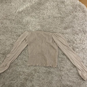 Tröja - Jättefin beige tröja ifrån Gina tricot, endast använd fåtal gånger. Storlek XS! 