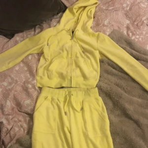 Gult juicy set - Jag säljer mitt gula juicy set har använt det ca 2 gånger, det är storlek xs i byxan och s i tröjan. Pris kan diskuteras.