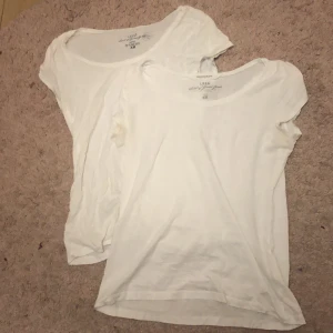 t-shirt - Två vita t-shorts från hm i storlek M. Säljer eftersom jag har 3 likadana och bara använder 1 av dem.