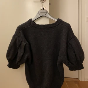 Stickad kort tröja  - Den är super fin med lite större i armarna. Den är från Lindex och är använd 2 gånger