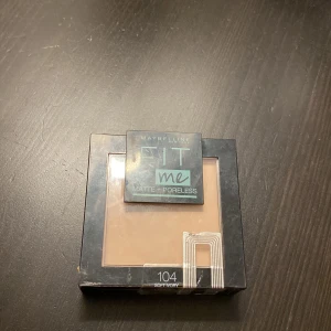 Fit me  - Helt ny fit me puder helt oanvänd(fortfarande tejpad) i färgen 104. Säljer för 50 kr. Kolla min profil för annat nytt smink💕