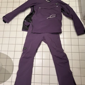 Lila dope skidset - Fint lila dope set med anorak jacka strl xs och matchande skidbyxor i storlek xs. Mellanvikts vaddering för perfekt balans mellan värme och prestanda. Säljs då den är urvuxen, superbra skick. Passar både tjej och kille. 
