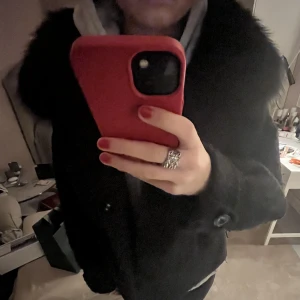 Meotine jacka  - Så snygg svart meotine jacka säljer endast vid bra bud skulle kunna tänka mig att byta mot nån Annan fin jacka också jag är en small men kan ha denna jacka endå💕💕