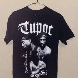 säljer en svart 2pac t-shirt, bra skick, storlek xs men passar s också (köparen står för frakten)