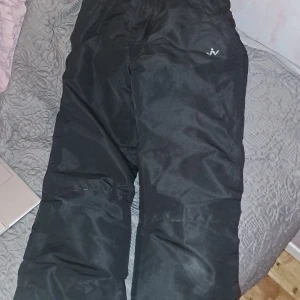 Täckisbyxor - Nästan aldrig använda. Perfekt för lek i snön eller när man ska åka skidor.