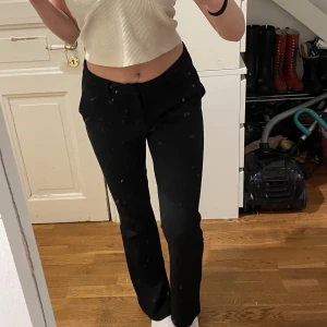 Kostymbyxor - Säljer dessa låg midjade kostymbyxor ifrån only i storlek m/32 men passar mig som har smal och är 165. Materialet är jätteskönt och säljer för 200kr + frakt nypris:400kr.  Hör av om ni har frågor❤️