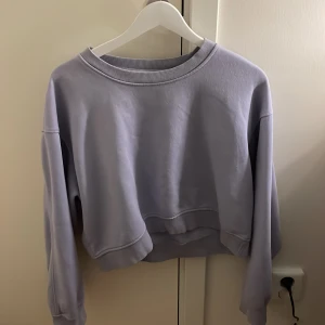 lila sweatshirt - en lila sweatshirt från zara i strl M. Köpt för 250kr säljer för 120kr. köparen står för frakten. Kom privat för mer bilder 💞💞