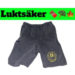 Stash shorts  - Helt oanvända, storlek Medium. 2st sidofickor, 1 bakficka och en diskret luktsäker samt vattentät ficka som är bra att ha när du vill känna dig säker med dina kryddor på! Limiterad och importerad från usa därav priset, kom med bud! Skriv för mer info!! 