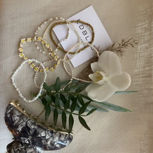 Armband  - Superfina armband kostar 15 kr/st ☺️ Vid köp av fler tillkommer rabatt🌸💕 Frakten kostar 13 kr✨