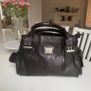 Fin brun läderväska  - Super snygg väska i ett material som jag misstänker är läder. Den är i toppen skick. Market är oidentifierat där av priset. Den har 3 stora fack och är mycket rymlig, ca 3 decimeter lång och 2 decimeter hög. Köparen står för frakten❤️