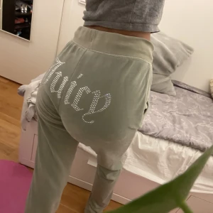 Säljer juicy couture byxor  - Säljer mina fina juicy byxor, haft dem sen somras fint skick. Fins i Stockholm kan tänkas mötas. 