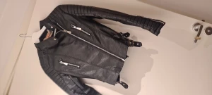 Skinnjacka - Skinnjacka i storlek 38 men kan spännas på sidorns till storlek 36.  Är cirka 2 gammal men i fint skick! 