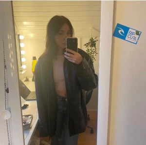 Skinnjacka - Jag säljer min fina vintage skinnjacka som jag inte använder längre, inga defekter på den alls.  Pris kan diskuteras, köparen står för frakten.