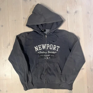 Vintage zip hoodie - En zip hoodie med riktigt skön fade. Den sitter som en M/L 