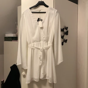 Vit klänning - Klänning som inte kommit till användning. Köpt på Nelly för några år sedan. 