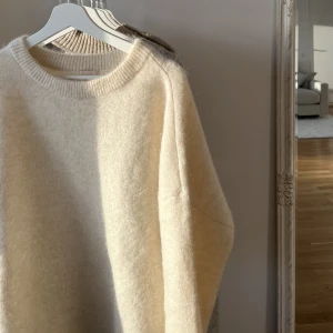 H&M stickad tröja Mohair strl M  - ALDRIG ANVÄND tröja från HM i mohairblandning i strl M. Gräddvit/äggvit. Har storlek XS som referens, tröjan var lite för oversize för min smak. Går🔴EJ NER🔴i pris!! Frakt TILLKOMMER på 66kr spårbart med postnord. Annars finns den att hämtas i Göteborg. 