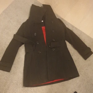 Kappa mörkgrå Ricci Capricci - Mörkgrön Kappa med röd insida från Ricci Capricci, polyester size 40