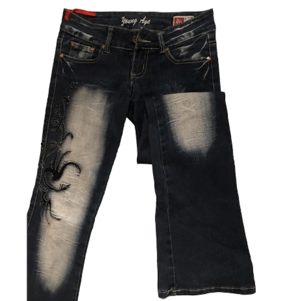 Superfina bootcut lågmidjade jeans som är märket Young Age. Dom är storlek 36. Säljer då dom var för små för mig💕💕. Jeans & Byxor.