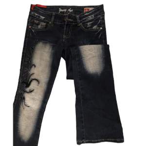 Superfina bootcut lågmidjade jeans som är märket Young Age. Dom är storlek 36. Säljer då dom var för små för mig💕💕