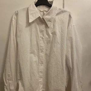 Vit skjorta h&m  - Vit oversized skjorta från h&m. Använd endast en gång. 