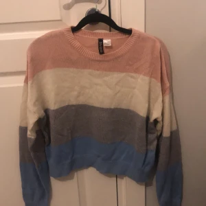 Stickad tröja - Säljer för att den inte har kommit till användning, helt nytt skick alltså inga hål eller så 