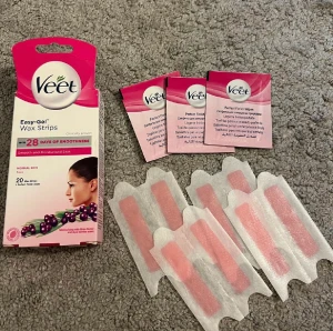 Vax remsor  - Säljer dessa vaxremsor till ansiktet då jag inte använder dom. Några är använda men många kvar (16st) + 3 st finish wipes. 20kr + frakt.