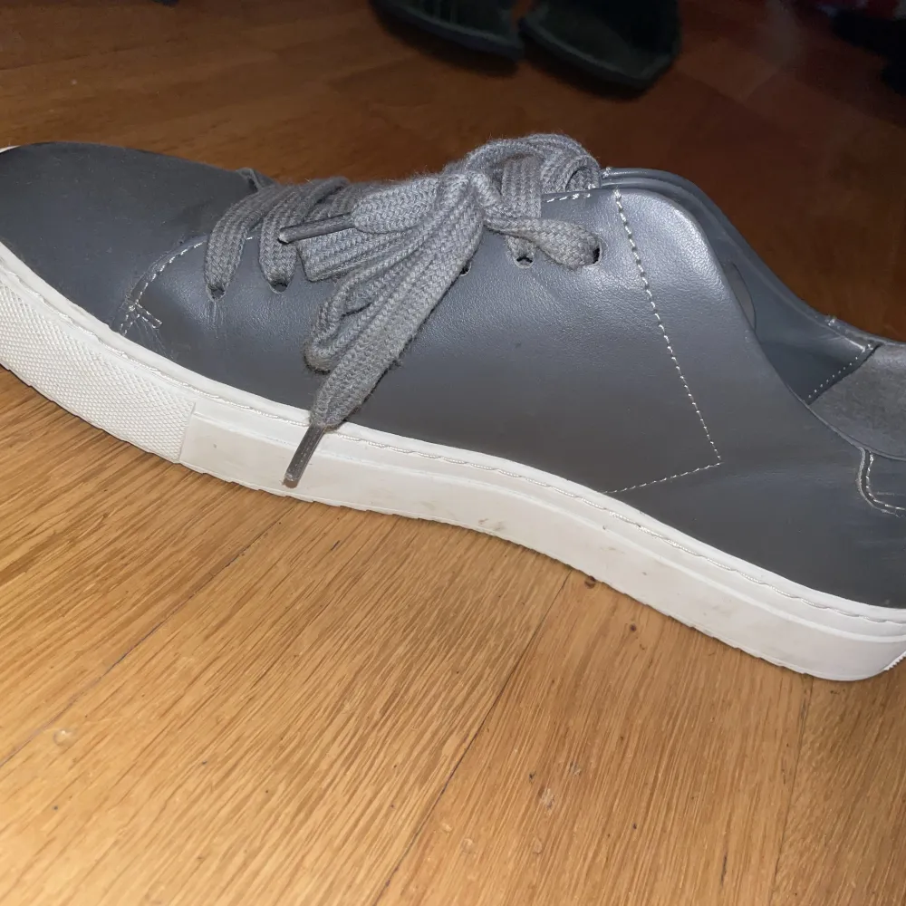 Axel arigato skor i storlek 41.  Clean 90 bee bird sneaker.  Använda ca 3-4 gånger och ser ut som nya.  Köpt på arigato butiken i Sthlm.  Nypris: 2400 kr. Skor.